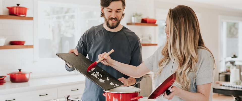 Non-toxic cookware — cast iron skillet and ceramic pans