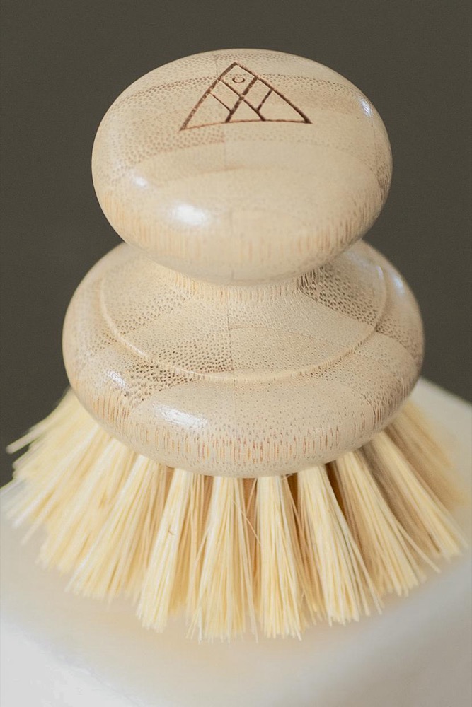 No Tox Life Casa Agave dish brush — round moso bamboo handle with natural agave plant-fiber bristles, 100% plastic-free