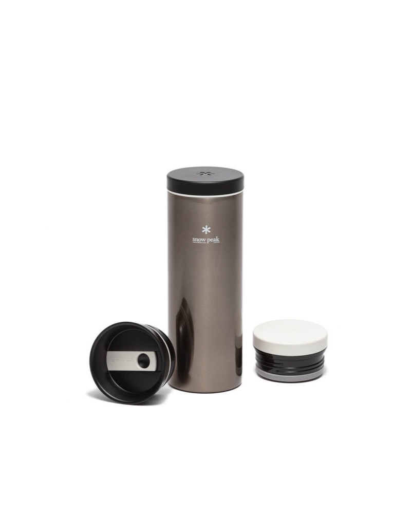 Snow Peak Kanpai Bottle 500 ml double-wall vacuum-insulated stainless steel bottle in gunmetal, shown with its two interchangeable lids, made in Japan